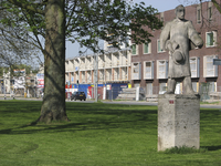 907763 Afbeelding van het door Joop Hekman gemaakte standbeeld van de politicus Pieter Jelles Troelstra (1860-1930), ...